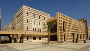 صورة للجامعة الأمريكية بالفاهرة الجديدة توضح اتساق المباني ويسر الطرق 